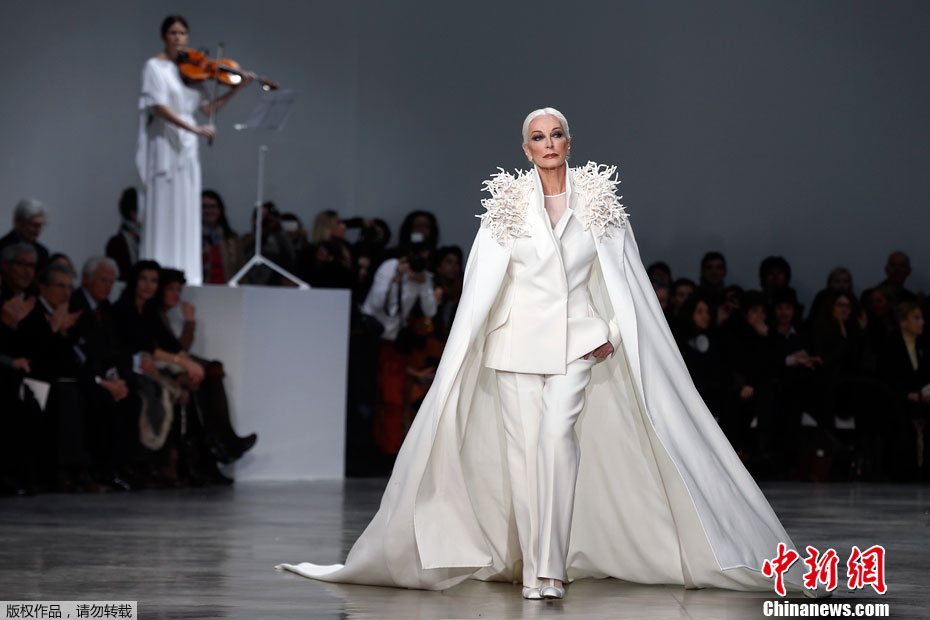 Carmen Dell&apos; Orefice, le mannequin le plus âgé de la semaine de la mode de Paris